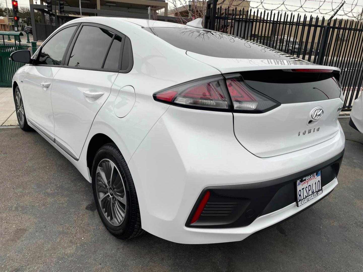 2020 WHITE /GRAY Hyundai Ioniq Plug-In Hybrid SE (KMHC65LD2LU) with an 1.6L L4 DOHC 16V HYBRID engine, 6A transmission, located at 744 E Miner Ave, Stockton, CA, 95202, (209) 944-5770, 37.956863, -121.282082 - Photo#11